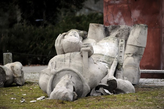 Pomnik Zwycięskiej Armii Radzieckiej zniszczony na Cmentarzu Komunalnym w Koszalinie /	Marcin Bielecki   /PAP