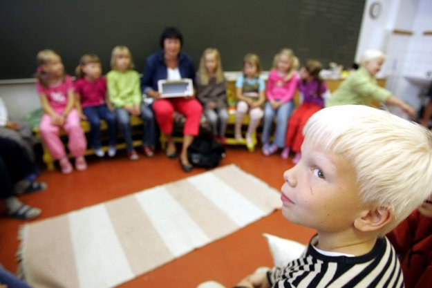 Pomoc dzieciom w wypełnianiu obowiązku szkolnego gwarantują gminy /AFP