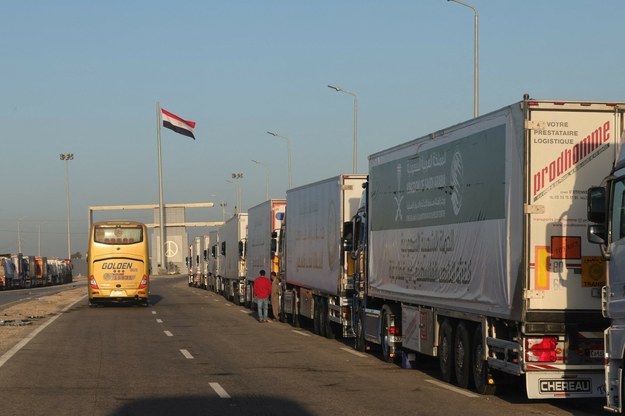 Pomoc humanitarna dla Strefy Gazy utknęła na granicy. Mowa o 1000 ciężarówek