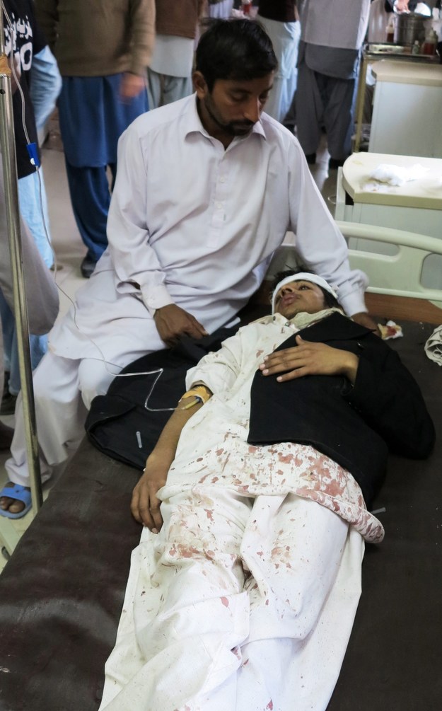 Pomoc medyczna udzielana kobiecie rannej w zamachu na meczet /WAQAR HUSSEIN /PAP/EPA