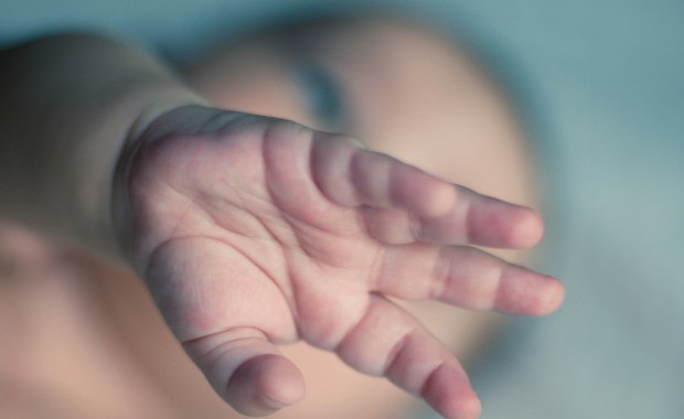 Pomoc nadeszła za późno. Rodzice oskarżeni ws. śmierci dwumiesięcznej dziewczynki