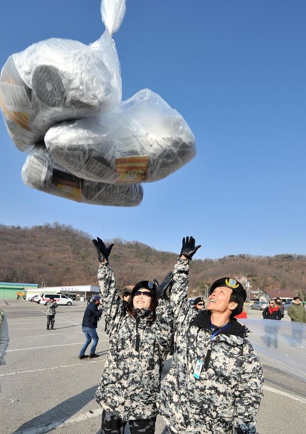Pomoc z bratniej Korei Południowej leci do Północnej /PAP