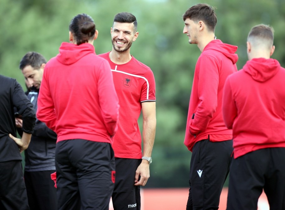 Pomocnik piłkarskiej reprezentacji Albanii Klaus Gjasula (2 od lewej) / 	Leszek Szymański    /PAP