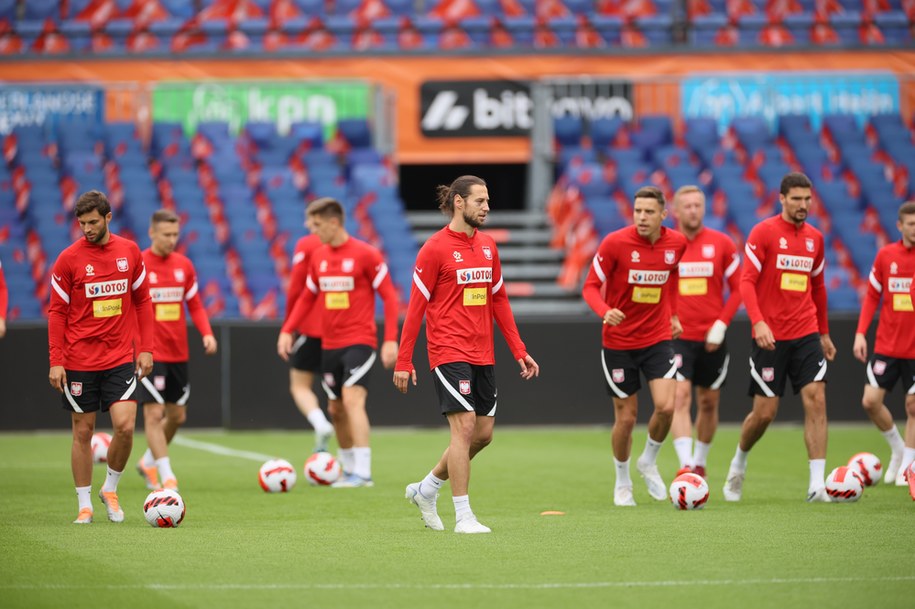 Pomocnik piłkarskiej reprezentacji Polski Grzegorz Krychowiak podczas treningu kadry na stadionie Feyenoordu w Rotterdamie / 	Leszek Szymański    /PAP