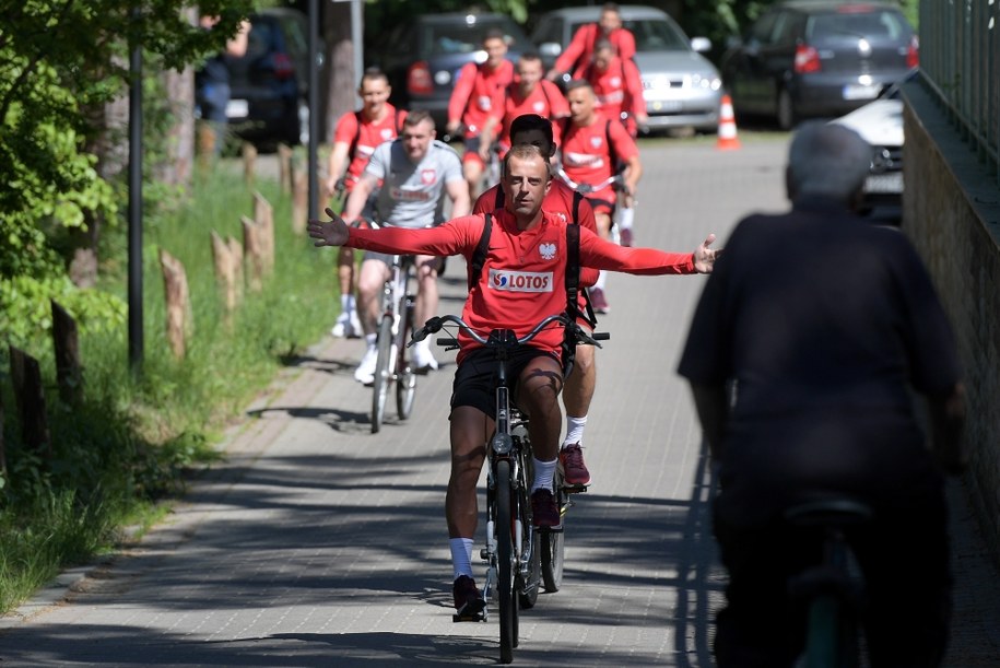 Pomocnik piłkarskiej reprezentacji Polski Kamil Grosicki w drodze na trening na obozie regeneracyjnym kadry w Juracie / 	Adam Warżawa    /PAP