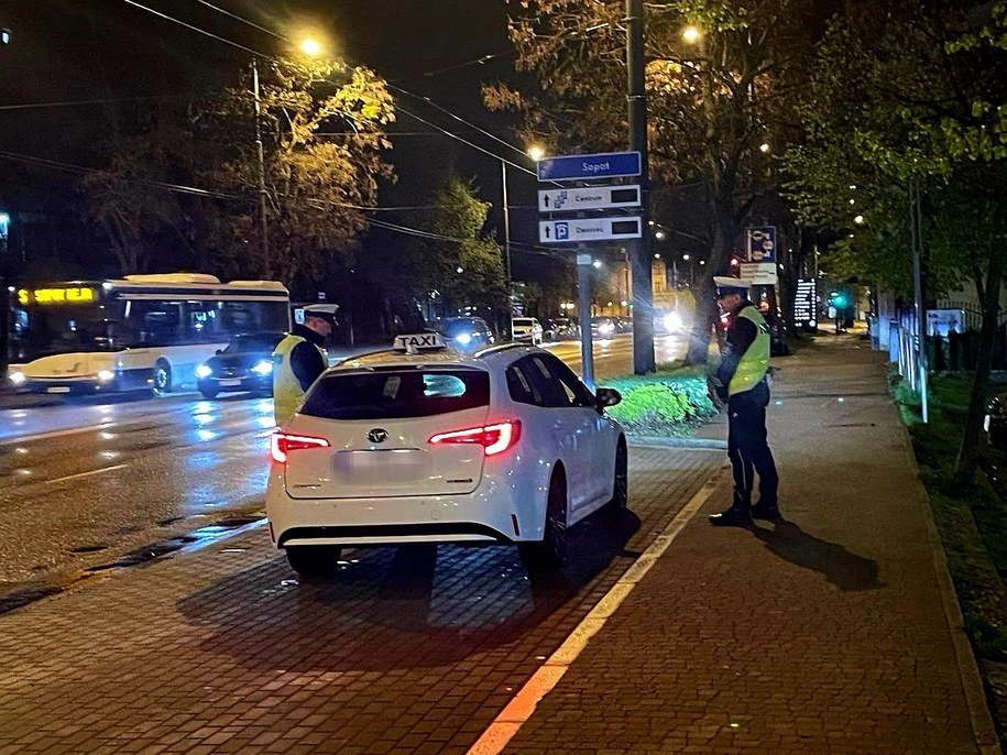 Pomorscy policjanci przeprowadzili w piątek wieczorem kontrole tzw. przewozów na aplikację /Policja