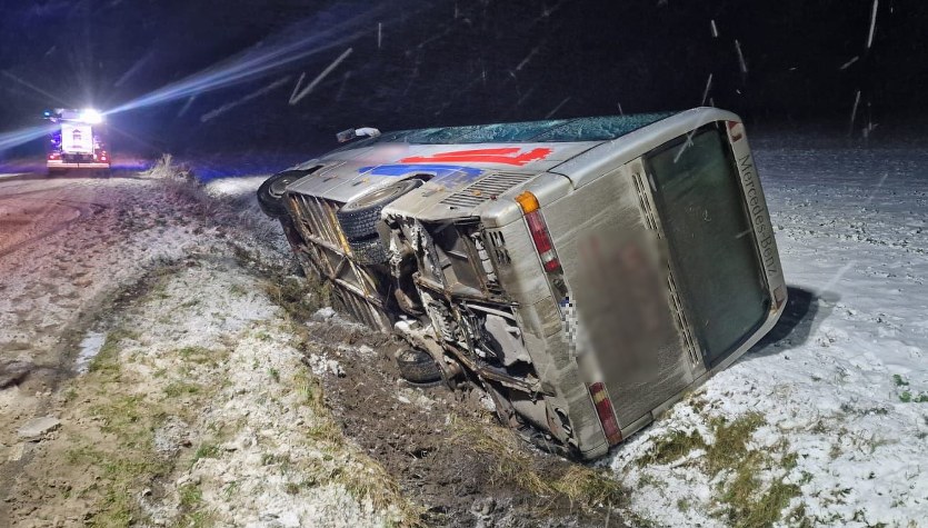 Pomorskie: Autobus z pasażerami wpadł do rowu