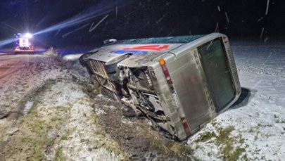 Pomorskie: Autobus z pasażerami wpadł do rowu