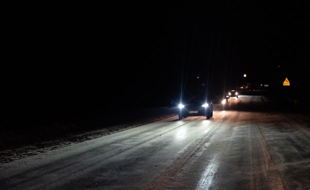 Pomorskie drogi bardzo śliskie. Synoptycy ostrzegają przed gołoledzią