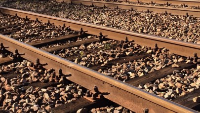 Pomorskie: Śmiertelny wypadek na strzeżonym przejeździe kolejowym 