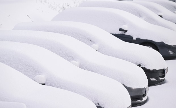 Pomorskie sparaliżowane przez śnieg. Zamknięte szkoły, karetki utknęły w zaspach