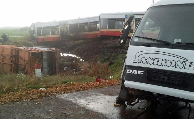 Pomorskie: Zderzenie śmieciarki i szynobusu, 15 osób w szpitalach