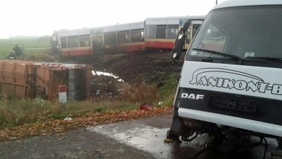 Pomorskie: Zderzenie śmieciarki i szynobusu, 15 osób w szpitalach