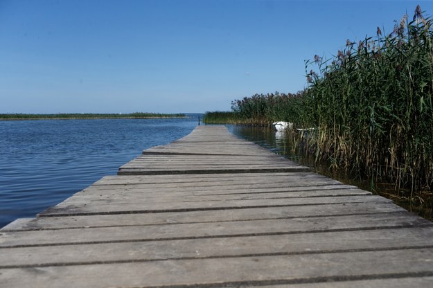 Pomost przy plaży na jeziorze Śniardwy w Niedźwiedzim Rogu (zdj. arch.) /Andrzej Lange /PAP