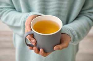 Pomoże na nerwy i bezsenność, ukoi wrażliwe jelita. Dlaczego jeszcze warto pić herbatę rumiankową?