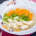 Pomoże w trawieniu, wesprze stawy, pobudzi. Dodawaj nie tylko do rosołu