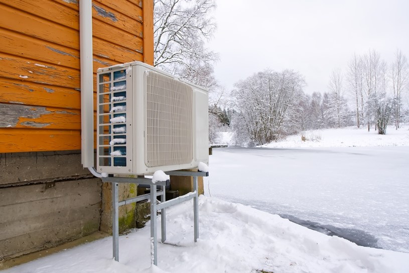 Pompa ciepła może być niemal bezobsługowa, jednak przed zimą warto dodatkową ją zabezpieczyć, a przynajmniej zlecić gruntowny przegląd. /123rf.com /123RF/PICSEL