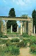 Pompeje, ruiny "peristilium" charakterystyczne dla greckich domów /Encyklopedia Internautica