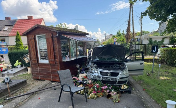 Pomylił pedały. Zatrzymał się na cmentarzu 