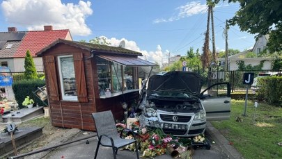 Pomylił pedały. Zatrzymał się na cmentarzu 