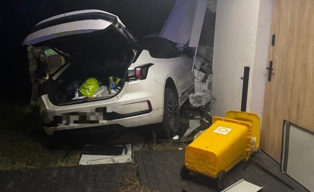 Pomyliła gaz z hamulcem i wjechała w dom w Lesznowoli