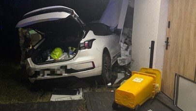 Pomyliła gaz z hamulcem i wjechała w dom w Lesznowoli