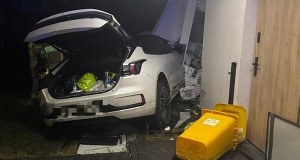 Pomyliła gaz z hamulcem i wjechała w dom