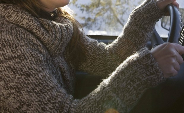 Pomyliła gaz z hamulcem. Wypadek przed centrum handlowym w Koszalinie