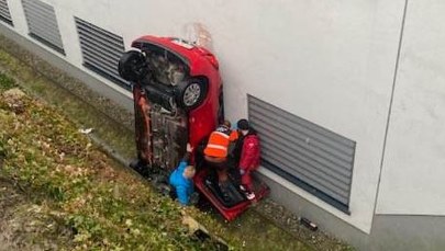 Pomyliła hamulec z gazem. Z impetem wpadła w budynek szpitala 