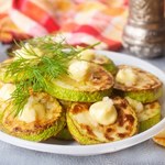 Pomysł na dietetyczną przekąskę. Na imprezę zrób kąski cukiniowe 