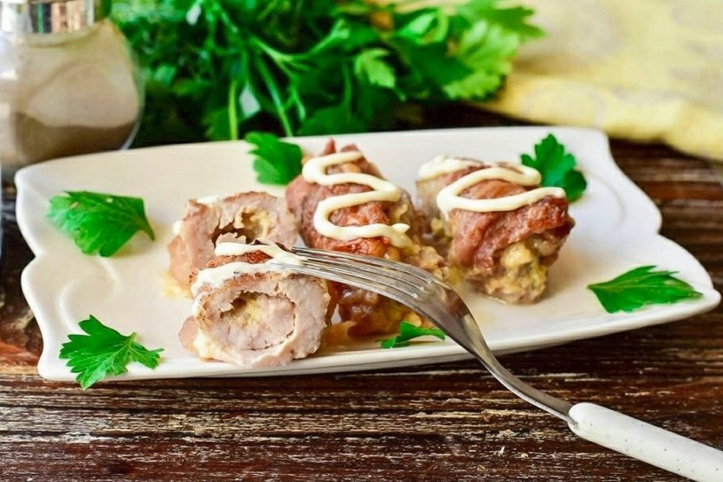 Pomysł na obiad ze schabu. Pyszne roladki z serem wędzonym