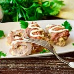 Pomysł na obiad ze schabu. Pyszne roladki z serem wędzonym