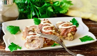 Pomysł na obiad ze schabu. Pyszne roladki z serem wędzonym 