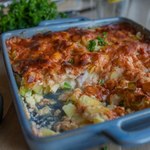 Pomysł na piątkowy obiad. Przepis na zapiekankę ziemniaczaną z rybą