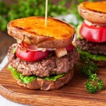 Pomysł na sobotni obiad lub grilla. Wyśmienite burgery bez bułki 