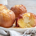 Pomysł na zdrowy deser na piątek. ​Pieczone jabłka à la sernik 