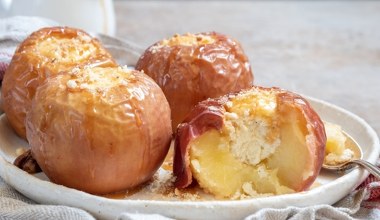 Pomysł na zdrowy deser na piątek. ​Pieczone jabłka à la sernik 