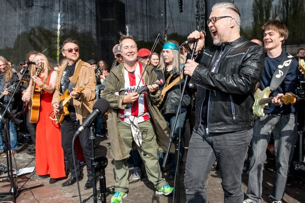 Pomysłodawca rekordu Leszek Cichoński (2L), skrzypek Nigel Kennedy (C) oraz wokalista Artur Gadowski (2P) podczas próby bicia Gitarowego Rekordu Guinnesa na wrocławskiej Pergoli /Maciej Kulczyński /PAP