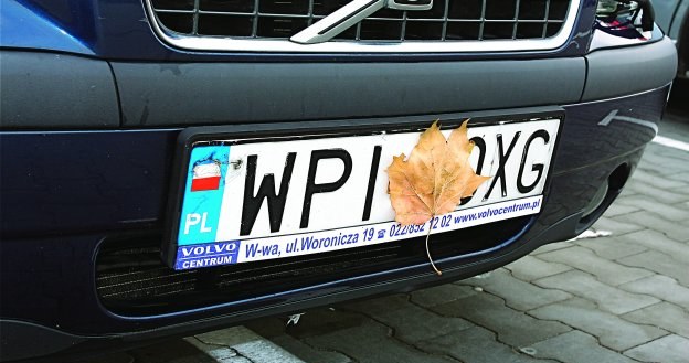 Pomysłowość kierowców w zakrywaniu tablic rejestracyjnych nie zna granic. /Motor