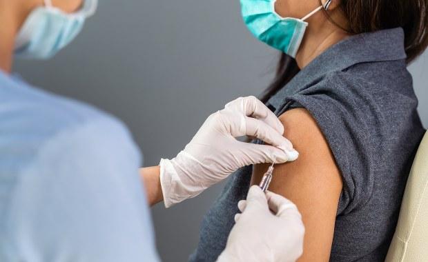 Ponad 1,2 tys. nowych zakażeń koronawirusem, zmarło 40 chorych na Covid-19