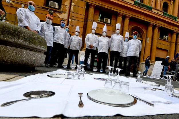 Ponad 10 tys. osób związanych z branżą gastronomiczną protestowało przeciwko nowym restrykcjom we Włoszech /CIRO FUSCO /PAP/EPA