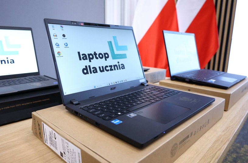 Ponad 10 tysięcy komputerów, które miały zostać przekazane w ramach programu "Laptop dla ucznia", zalega w magazynie /Michal Zebrowski/East News /East News