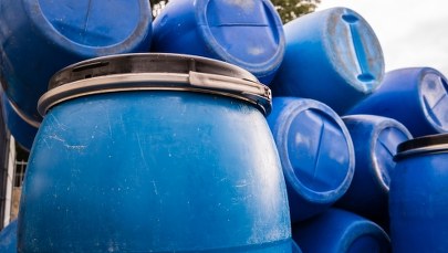 Ponad 100 beczek z nieznaną substancją na terenie byłej wrocławskiej drukarni