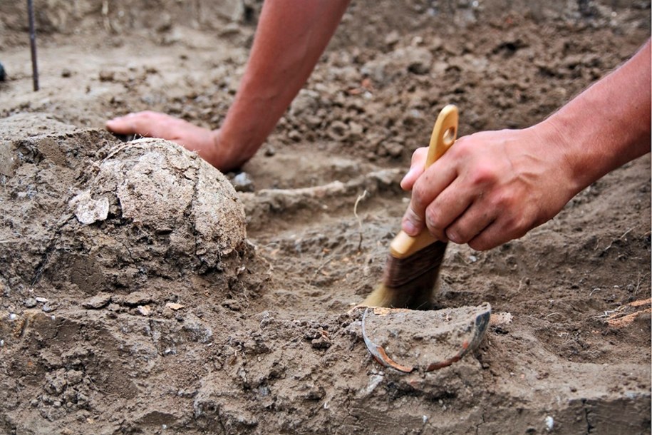 Największe w Polsce cmentarzysko "wykluczonych". Zmarłych chowali tam twarzą do ziemi