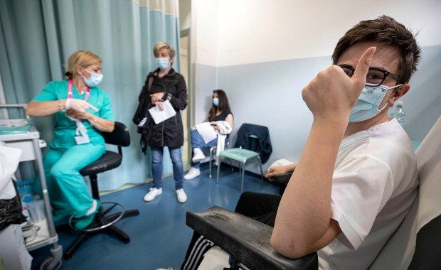 Ponad 100 tys. nastolatków zapisanych na szczepienia przeciw Covid-19