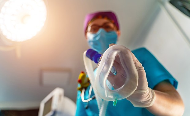 Ponad 100 tys. zakażeń dziennie i 2 mln osób na kwarantannie. Prognoza naukowców UW 