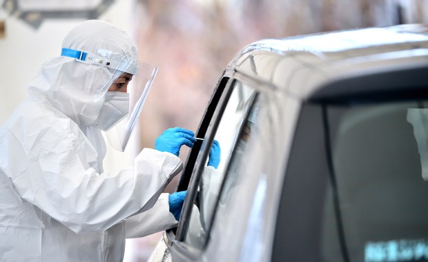 Ponad 13 tys. nowych zakażeń koronawirusem w Polsce. Zmarło 17 osób