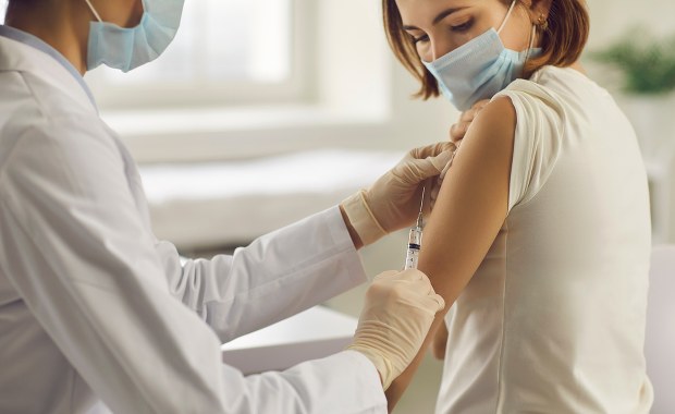 Ponad 14 tys. nowych zakażeń koronawirusem, zmarło 266 chorych na Covid-19