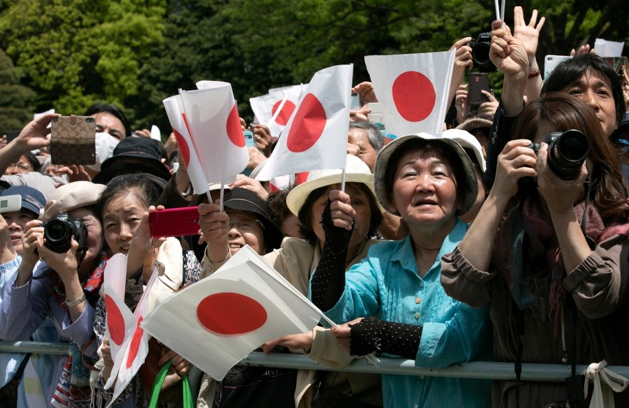 Ponad 140 tys. osób przybyło przed pałac cesarski w Tokio /KIMIMASA MAYAMA /PAP/EPA