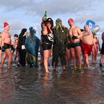 Ponad 150 uczestników kąpieli w Bałtyku. Gdańskie morsy powitały Nowy Rok 